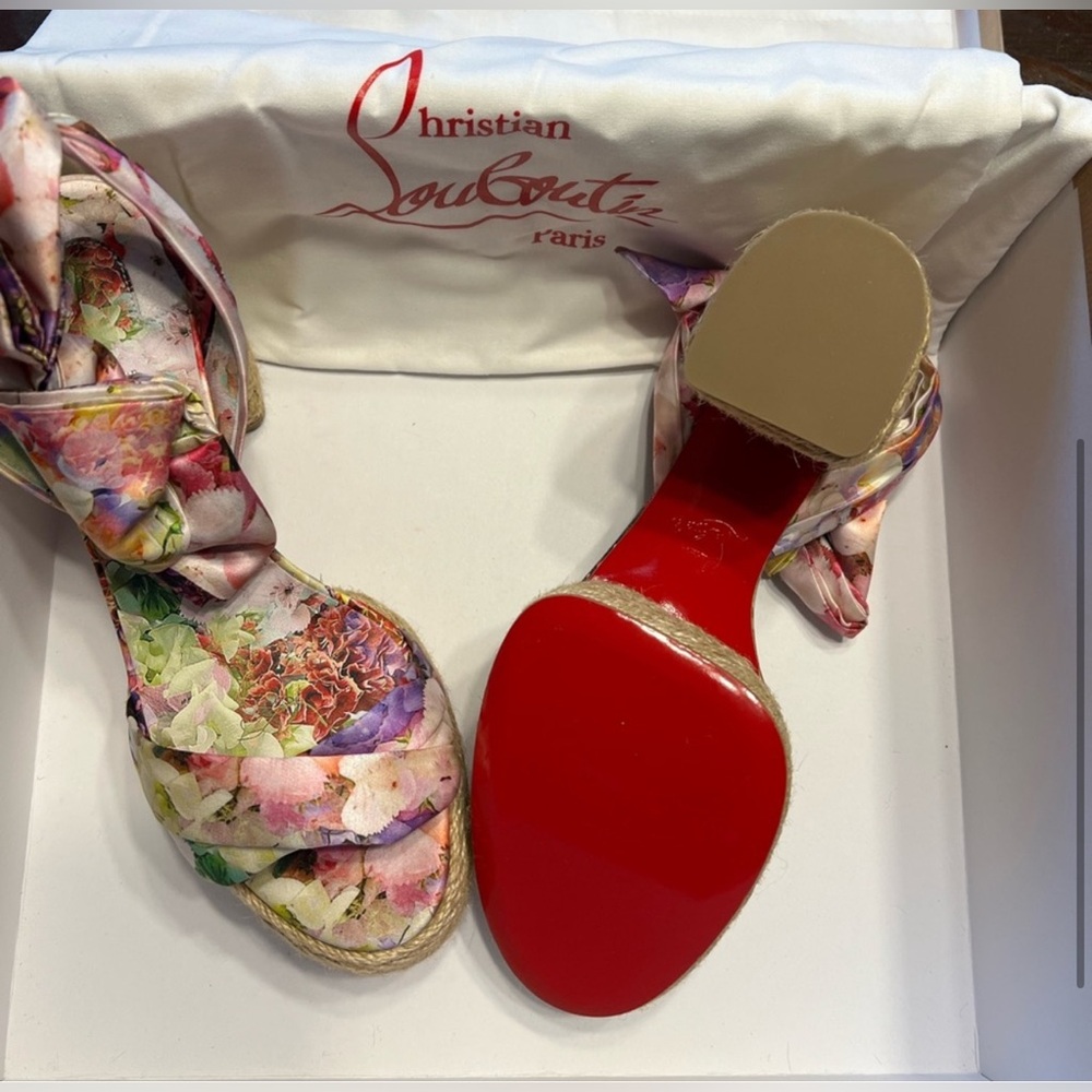 Christian Louboutin
Mariza Du Desert Ankle-Wrap Sandals
Size 38 - Picture 2 of 11